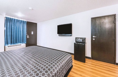 Beeville Hotel | Blue Way Inn & Suites by Jasper Beeville-1 King Bed Non Smoking