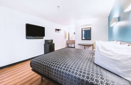 Beeville Hotel | Blue Way Inn & Suites by Jasper Beeville-1 King Bed Non Smoking