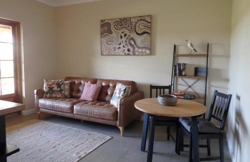 Nangkita House | Blue Wren Studio Apartment