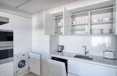 Alvalade Apartment | Blueground | Alvalade, furnished & move-in-ready