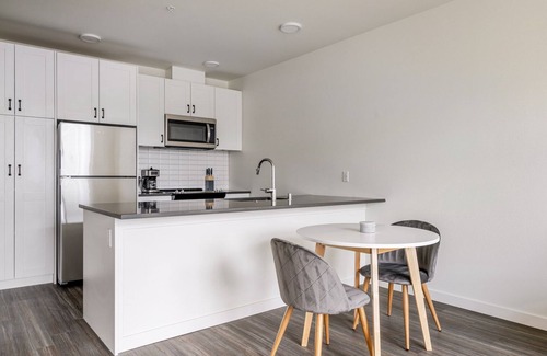 Yesler Terrace Apartment | Blueground | Northlake, gym & rooftop, nr zoo