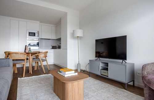 Lumiar Apartment | Blueground | Paço do Lumiar, pool & gym