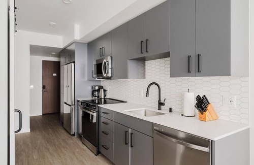 Redmond Apartment | Blueground | Redmond, pool & AC, nr park