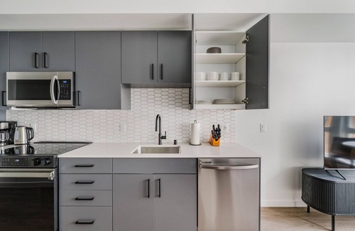 Redmond Apartment | Blueground | Redmond, pool & AC, nr park