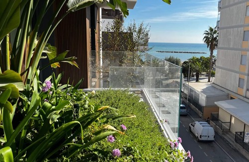 Porto d'Ascoli Apartment | BLUESuite - Nuovissimo trilocale fronte mare, 3 piano con terrazza e box