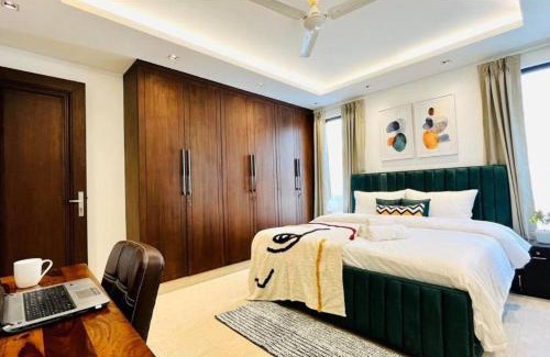 Safdarjung Enclave Apartment | BluO 4BHK Safdarjung Enclave - Lift & Balcony