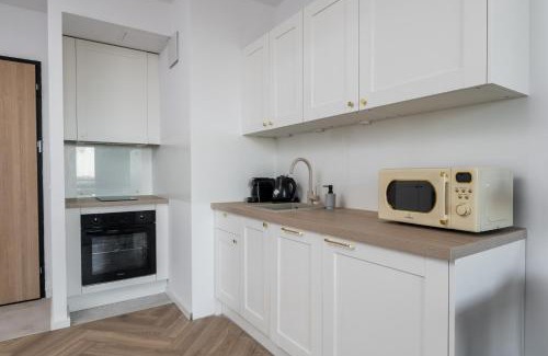 Wlochy Apartment | Blushline Apartment Wiktoryn Ac Balcony