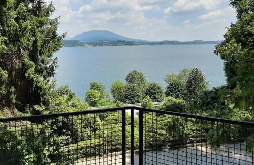 Belgirate Apartment | BMP APARTMENT GIOIOSA 1 terrazza vista Lago