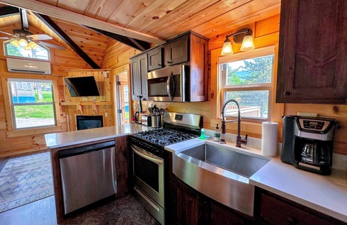 Twin Mountain Cabin | BMV7 Awesome "Tiny Home" A/C, Mountain Views, Minutes to Skiing, Hiking, Attractions, Dog Friendly!