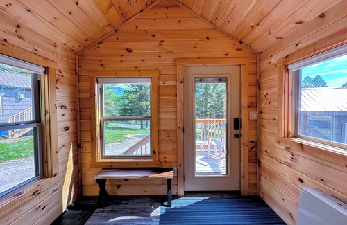 Twin Mountain Cabin | BMV7 Awesome "Tiny Home" A/C, Mountain Views, Minutes to Skiing, Hiking, Attractions, Dog Friendly!