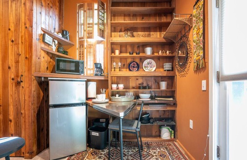 North Queen Anne Condo | Boho Studio on 8th Ave West | Queen Anne, Seattle