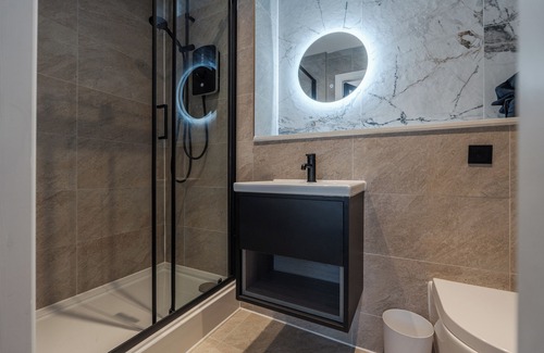 Chinatown Apartment | Bold St | LightFilled | Fireplace | Modern Ensuite