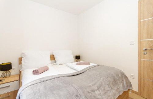 Siofok Apartment | Bolyai Apartment 3BR AC PARKING GRF