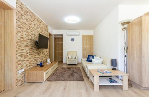 Siofok Apartment | Bolyai Apartment 3BR AC PARKING GRF