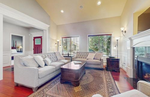 Enumclaw House | Bondgard Hideaway