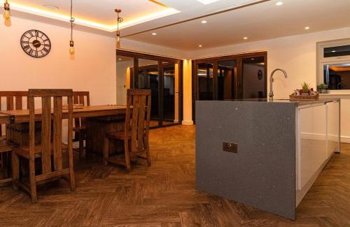 Bumble's Green House | Bonneville House, Private Jacuzzi and Modern Interior