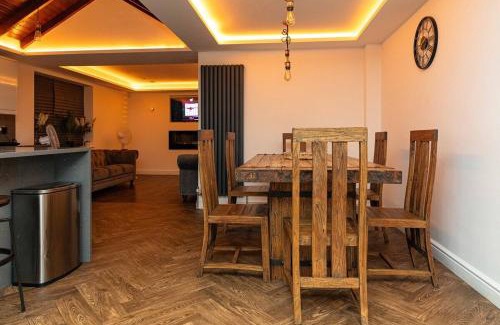 Bumble's Green House | Bonneville House, Private Jacuzzi and Modern Interior