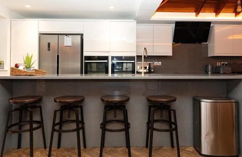 Bumble's Green House | Bonneville House, Private Jacuzzi and Modern Interior