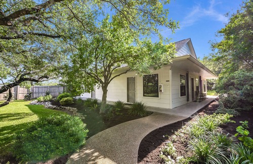 Crawford Apartment | Boutique Hotel Suite on 30 Acre Retreat & 20 Minutes to Baylor & Waco Activities