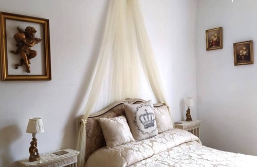 Quillan House | Boutique Townhouse with mountain views and river