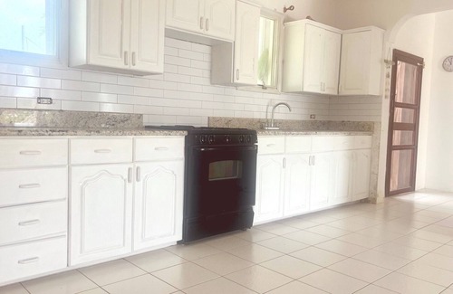 South Hill Villa | Bow Green Villa in Redezvous Bay Steps From Rendezvous Beach