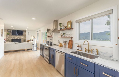 Swannanoa Cabin | Bowtie Mountain View Home~ Asheville * Hot tub * Black Mountain