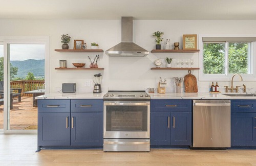 Swannanoa Cabin | Bowtie Mountain View Home~ Asheville * Hot tub * Black Mountain