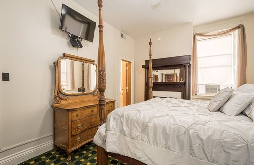Farmington Hotel | Braddock | Historic Victorian Inn Room