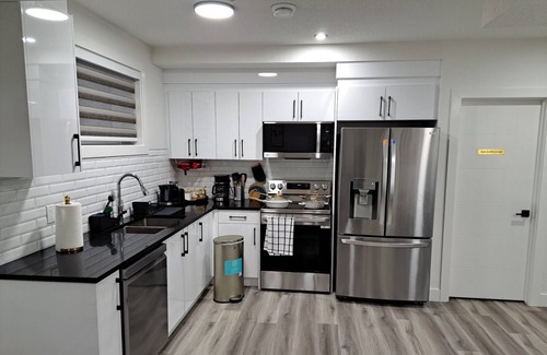 Beaumont Apartment | Brand New 2 Bedroom Suite with Private Entrance-10 min to Airport, self check-in