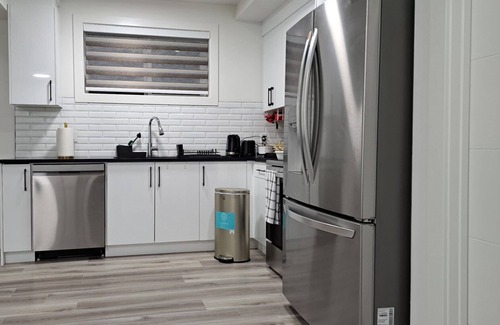 Beaumont Apartment | Brand New 2 Bedroom Suite with Private Entrance-10 min to Airport, self check-in