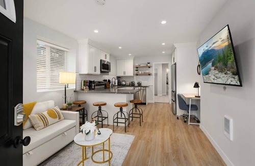 Picnic Point-North Lynnwood Apartment | Brand New Designer's Modern, 1BR Home 1min to I-5