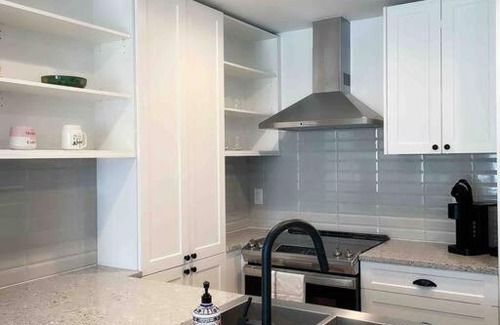 Willoughby Apartment | Brand New Luxury 1 Bedroom Condo W/Free Parking