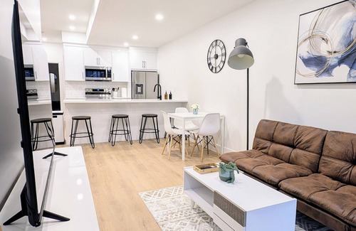 Tuxedo Park House | BRAND NEW Luxury 2 BD Private Suite w/Patio, Close to Downtown Calgary