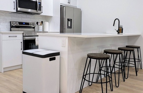 Tuxedo Park House | BRAND NEW Luxury 2 BD Private Suite w/Patio, Close to Downtown Calgary