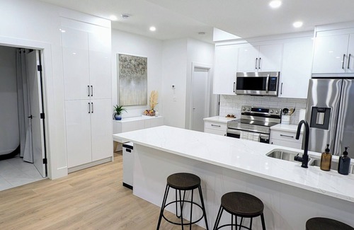 Tuxedo Park House | BRAND NEW Luxury 2 BD Private Suite w/Patio, Close to Downtown Calgary