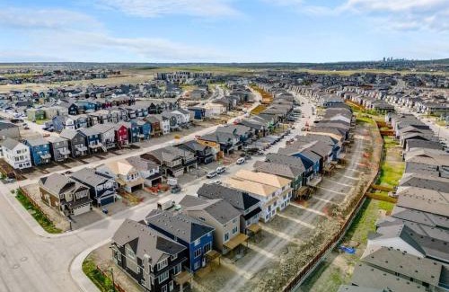 Calgary House | Brand New Luxury Walk-out Suite - Calgary