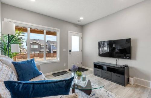 Calgary House | Brand New Luxury Walk-out Suite - Calgary