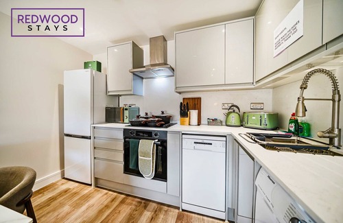 Rushmoor District Apartment | Brand New | Town Center | FREE WiFi | 58 Inch TV