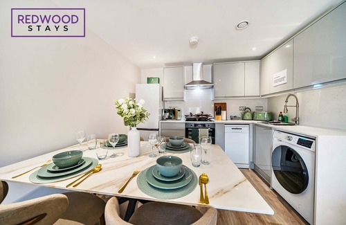 Rushmoor District Apartment | Brand New | Town Center | FREE WiFi | 58 Inch TV