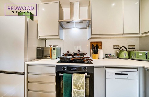 Rushmoor District Apartment | Brand New | Town Center | FREE WiFi | 58 Inch TV