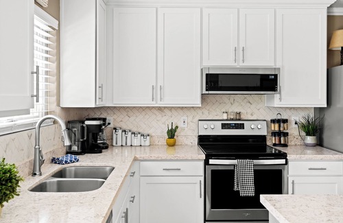 Gold Canyon House | Breathtaking Backyard|Hot Tub|Heated Pool|Dog-Friendly