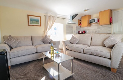 Blakeney Cottage | BREWERY LODGE, pet friendly, with a garden in Blakeney