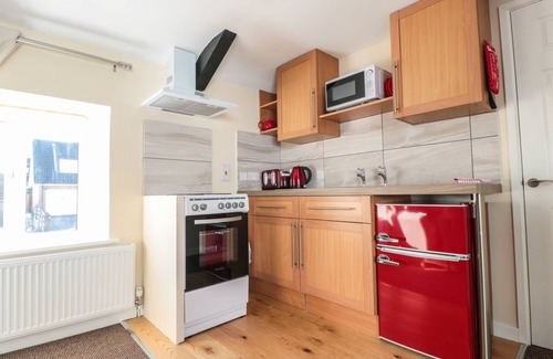 Blakeney Cottage | BREWERY LODGE, pet friendly, with a garden in Blakeney