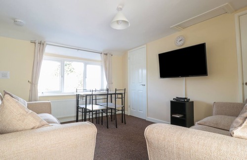 Blakeney Cottage | BREWERY LODGE, pet friendly, with a garden in Blakeney