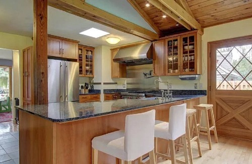 Turnagain House | Bright 2-Bedroom Home 5 min to Airport, Walk/Ski to Inlet, Parks & Coastal Trail