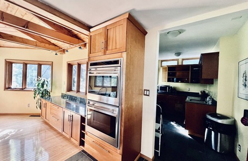 Turnagain House | Bright 2-Bedroom Home 5 min to Airport, Walk/Ski to Inlet, Parks & Coastal Trail