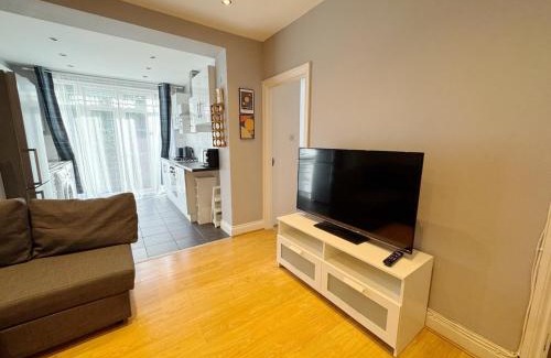Hanger Hill Apartment | Bright 2BR Flat in West London with Outdoor Space