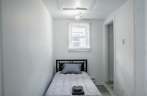 Walkerville Apartment | Bright 3 BDRM Unit Perfect for Longer Stays