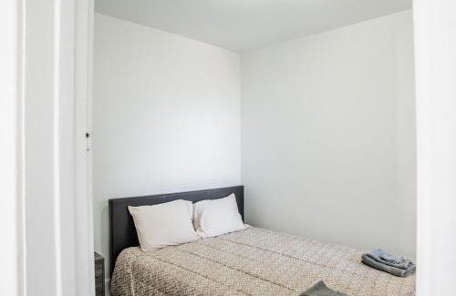 Walkerville Apartment | Bright 3 BDRM Unit Perfect for Longer Stays