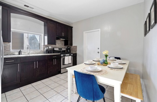 Little Village Apartment | Bright 3BR/1BA FREE Parking/Laundry in Pilsen. Minutes from Downtown